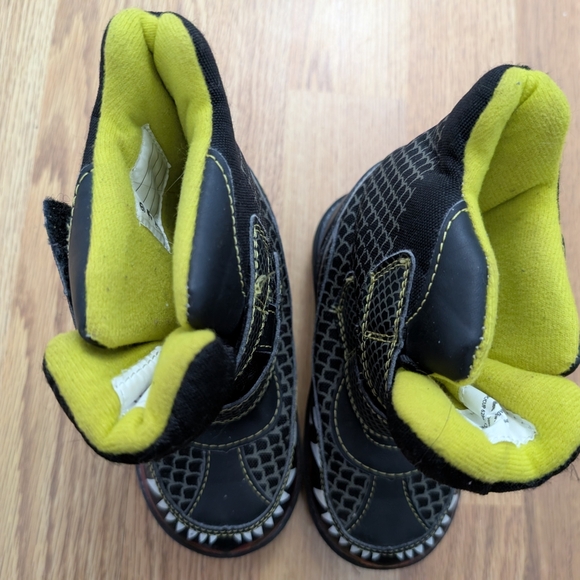 Black and Yellow Winter Boots with Velcro Closure - Picture 4 of 8